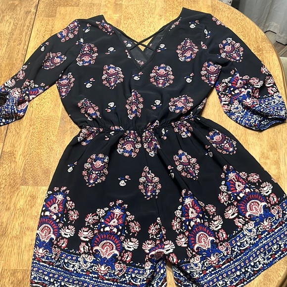 Beautiful Rags to Wishes Black Blue and Red Romper in size XL - Picture 4 of 6